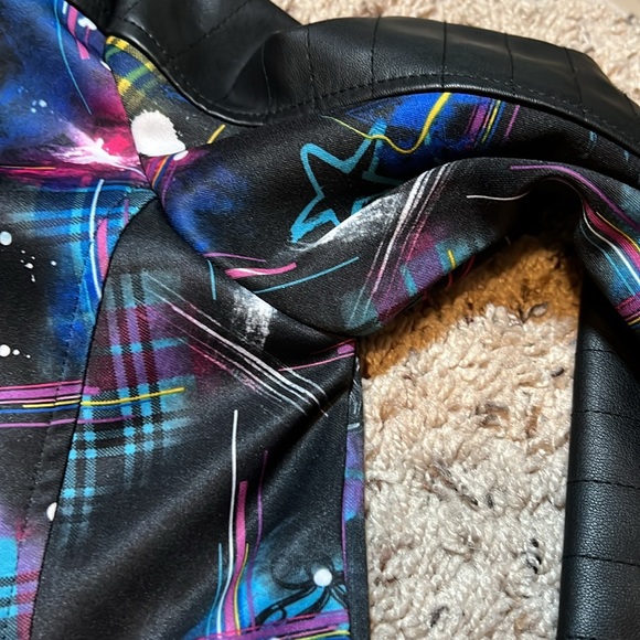 D Signed Disney Girls Moto Jacket Sz M 10/12 Descendants 2 Graffiti Zip Black - Picture 11 of 14